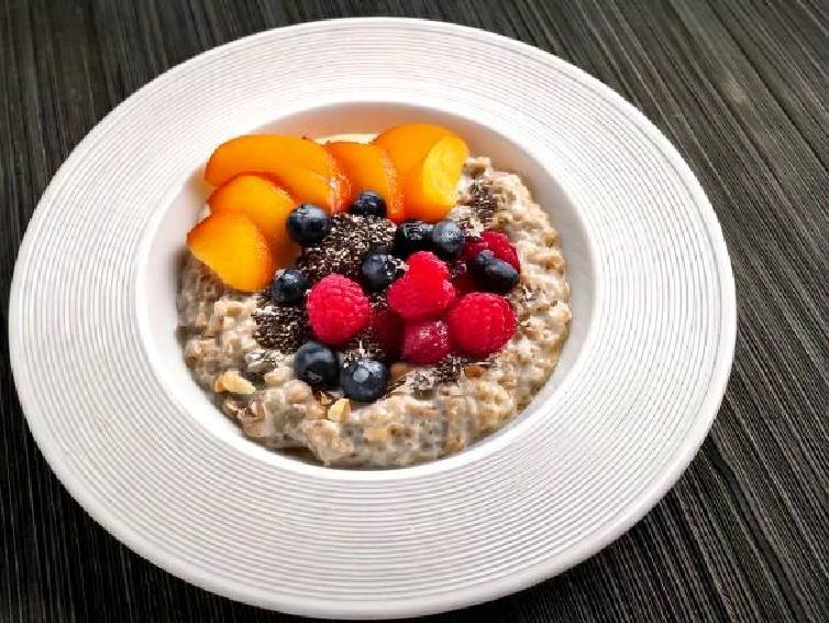 Overnight Oats with Chia Seeds and Fruit