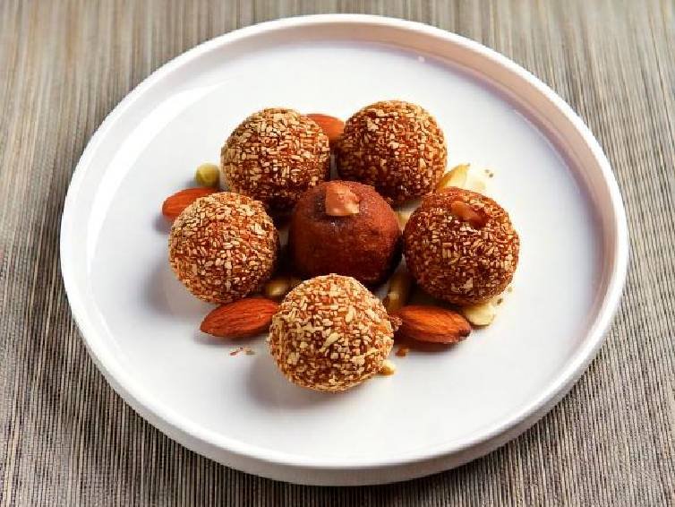 Vegan Energy Balls with Dates and Nuts