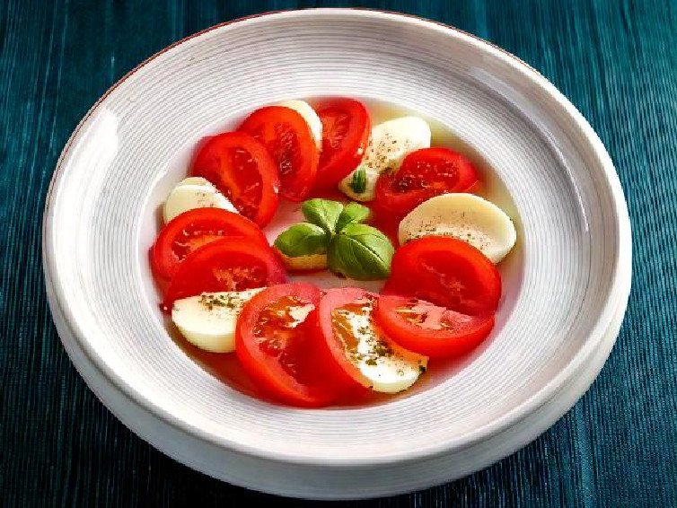 Caprese Salad with Mozzarella & Tomatoes