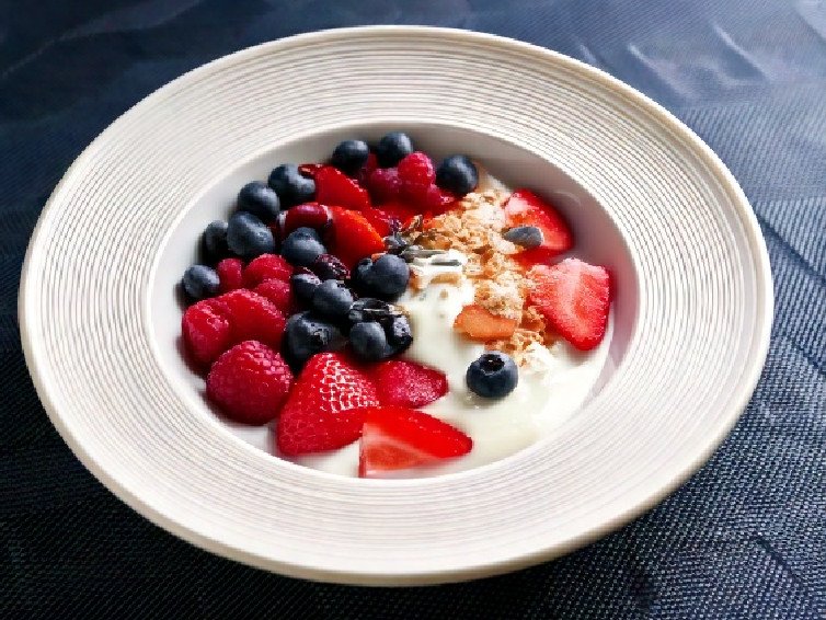 Greek Yogurt and Berry Protein Bowl