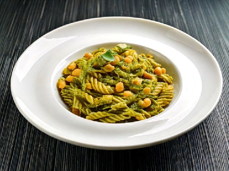 Vegan Pasta with Pesto & Chickpeas